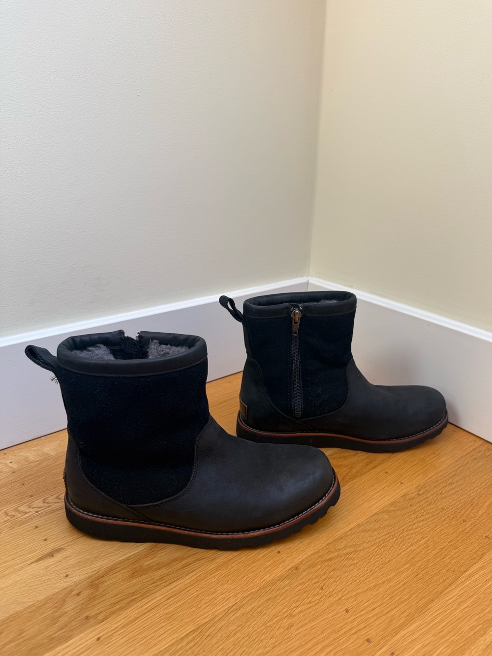 UGG Men’s Black Hendren TL Boot, size 8